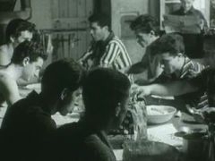 Repas de midi entre «travailleurs immigrés», dans une colonie, à Zurich (FWS 6.10.1961)  Repas de midi entre «travailleurs immigrés», dans une colonie, à Zurich (FWS 6.10.1961)