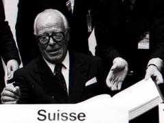 Bundespräsident Pierre Graber unterzeichnet die KSZE-Schlussakte. Quelle: Ringier Bildarchiv, Aarau. Bundespräsident Pierre Graber unterzeichnet die KSZE-Schlussakte. Quelle: Ringier Bildarchiv, Aarau.