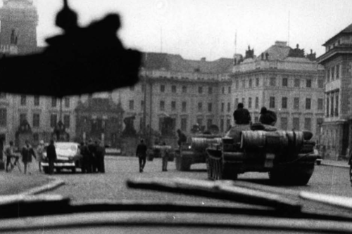 Sowjetische Panzer auf dem Prager Wenzelsplatz. Das Foto dieser Besatzungsszene wurde dem Schweizer Botschafter Campiche zugespielt (dodis.ch/32516) Sowjetische Panzer auf dem Prager Wenzelsplatz. Das Foto dieser Besatzungsszene wurde dem Schweizer Botschafter Campiche zugespielt (dodis.ch/32516)