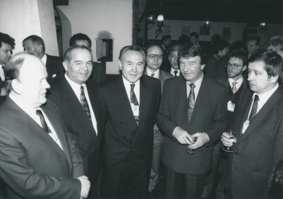 Von Links: Die Präsidenten Schuschkewitsch (Belarus), Karimow (Usbekistan) und Nasarbajew (Kasachstan) mit Bundespräsident Felber anlässlich eines Empfangs am 1. Februar 1992 in Davos. Quelle: dodis.ch/60614. Von Links: Die Präsidenten Schuschkewitsch (Belarus), Karimow (Usbekistan) und Nasarbajew (Kasachstan) mit Bundespräsident Felber anlässlich eines Empfangs am 1. Februar 1992 in Davos. Quelle: dodis.ch/60614.