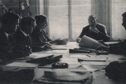 Les diplomates stagiaires assistent à une présentation sur les questions de protocol dans le cadre de leur formation, photo tirée de Wochen Blätter N° 15 du 14 avril 1962. Les diplomates stagiaires assistent à une présentation sur les questions de protocol dans le cadre de leur formation, photo tirée de Wochen Blätter N° 15 du 14 avril 1962.