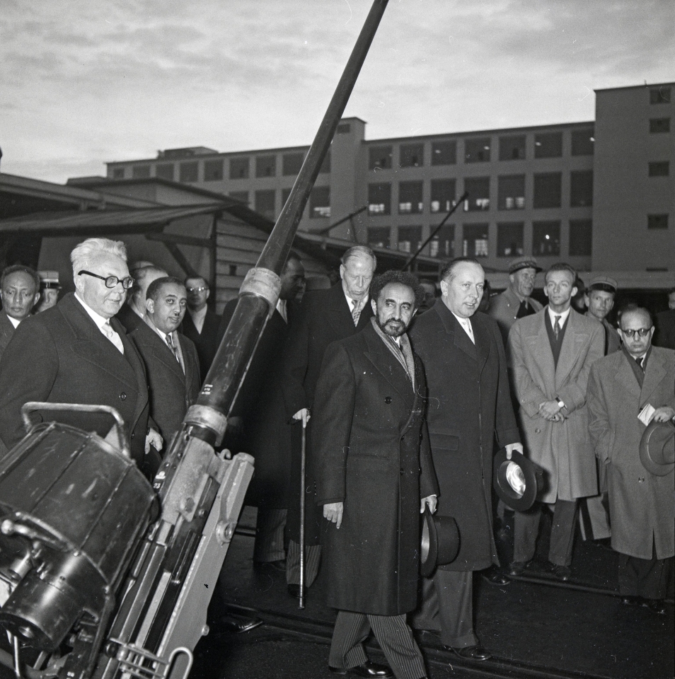 Emil Georg Bührle (au fond, avec une canne) montre ses canons à l'empereur éthiopien Haïlé Sélassié (au centre) en novembre 1954 (Björn Erik Lindros, ETH Bildarchiv). Emil Georg Bührle (au fond, avec une canne) montre ses canons à l'empereur éthiopien Haïlé Sélassié (au centre) en novembre 1954 (Björn Erik Lindros, ETH Bildarchiv).