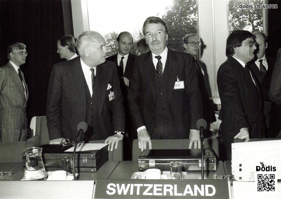 Bundesrat René Felber bei der Wahl zum Vorsitzenden des Ministerkomitees des Europarats im Dezember 1991, dodis.ch/60618. Bundesrat René Felber bei der Wahl zum Vorsitzenden des Ministerkomitees des Europarats im Dezember 1991.