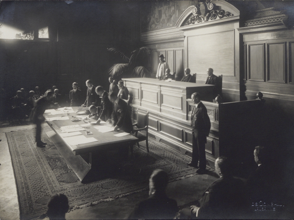Unterzeichnung des Vertrags von Lausanne am 24. Juli 1923, © Francis de Jongh, BCUL/Iconopôle, Photo Elysée Unterzeichnung des Vertrags von Lausanne am 24. Juli 1923, © Francis de Jongh, BCUL/Iconopôle, Photo Elysée