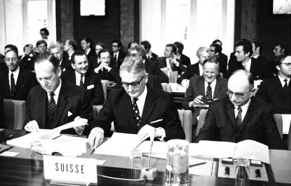 Botschafter Jolles und Bundesrat Brugger (von links) bei der Unterzeichnung des Freihandelsabkommens mit der EWG am 22. Juli 1972, dodis.ch/50546 Botschafter Jolles und Bundesrat Brugger (von links) bei der Unterzeichnung des Freihandelsabkommens mit der EWG am 22. Juli 1972, dodis.ch/50546