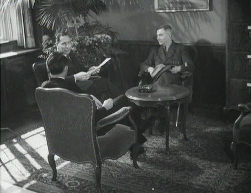 De gauche à droite: le Conseiller fédéral Max Petitpierre en discussion avec le Ministre Eduard Zellweger (Belgrade) et Hermann Flückiger, premier envoyé diplomatique à Moscou. Ciné-Journal suisse du 5.4.1946. De gauche à droite: le Conseiller fédéral Max Petitpierre en discussion avec le Ministre Eduard Zellweger (Belgrade) et Hermann Flückiger, premier envoyé diplomatique à Moscou. Ciné-Journal suisse du 5.4.1946.