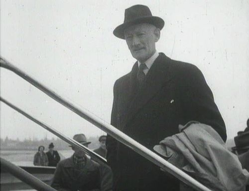 Le Chef de délégation, le Ministre Walter Stucki, avant son envol pour Washington. Ciné-Journal du 22 mars 1946, cf. dodis.ch/dds/1169. Le Chef de délégation, le Ministre Walter Stucki, avant son envol pour Washington. Ciné-Journal du 22 mars 1946, cf. dodis.ch/dds/1169.