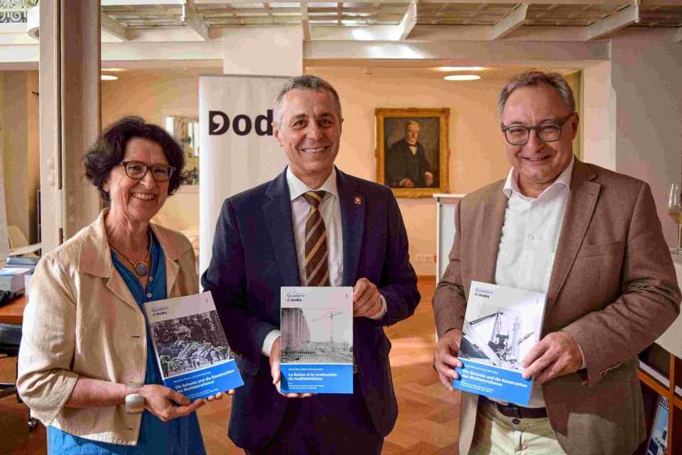 Federal Councillor Ignazio Cassis (centre) with the editors of the new volume in the Quaderni di Dodis series Madeleine Herren and Sacha Zala. Madeleine Herren, Federal Councillor Ignazio Cassis and Sacha Zala.